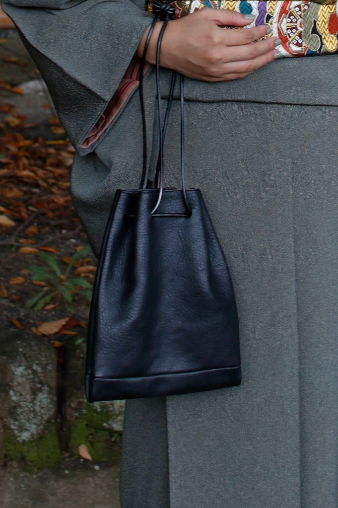 U様専用オーダーページQUADRATA-HB / “かたちをほどく”革と構造美の巾着バッグ