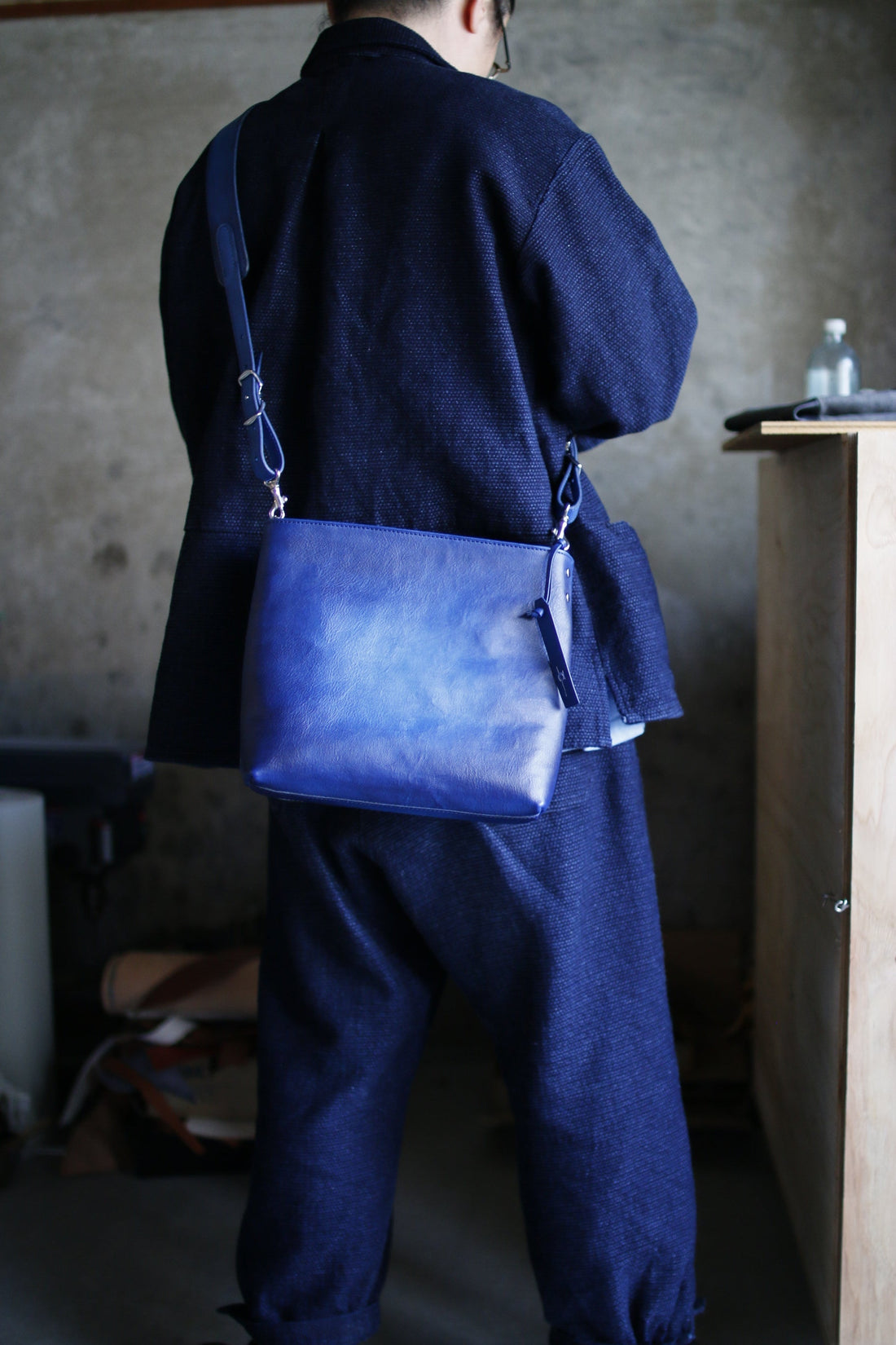 ネイビーブルーのショルダーバッグ【Bespoke series】