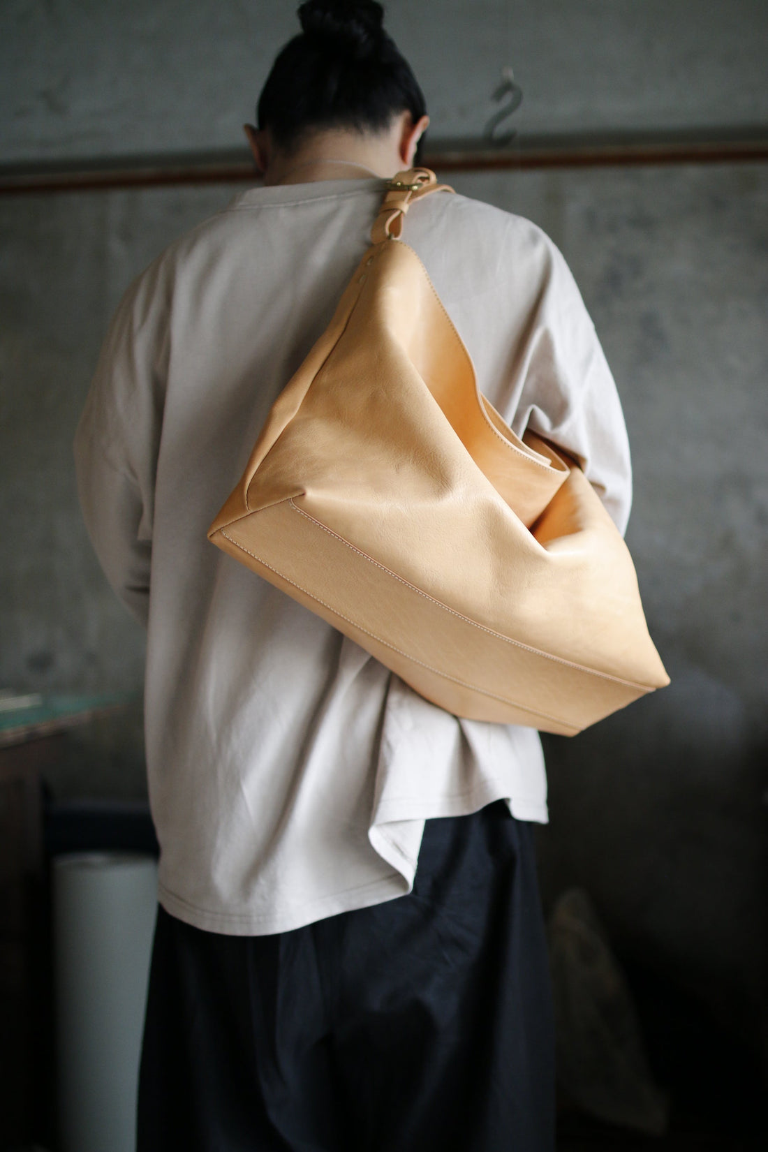 ナチュラルカラーのくたっとしたワンショルダーバッグ【Bespoke series】