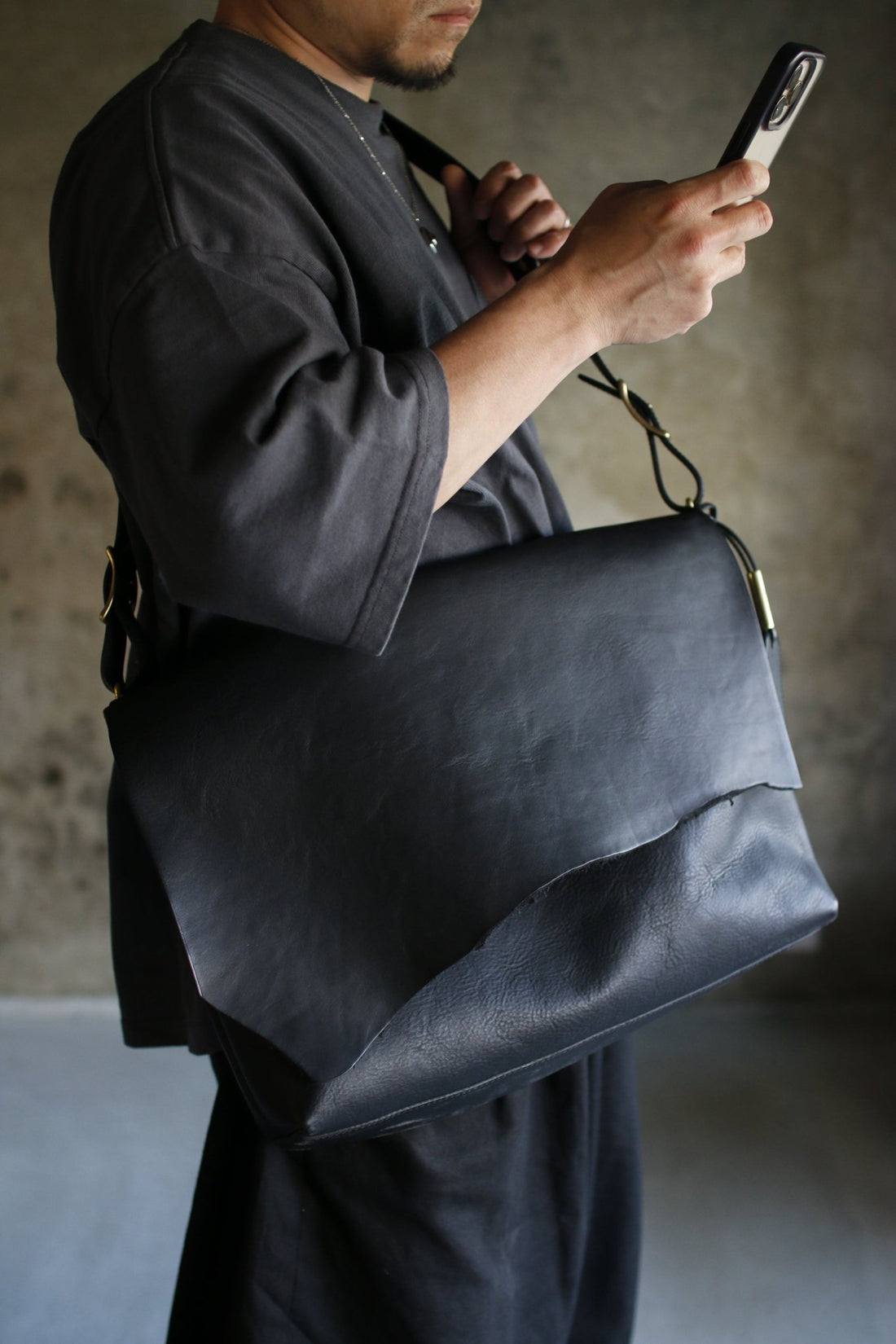 裁ち切りカブセのメッセンジャーバッグ【Bespoke series】 - Has