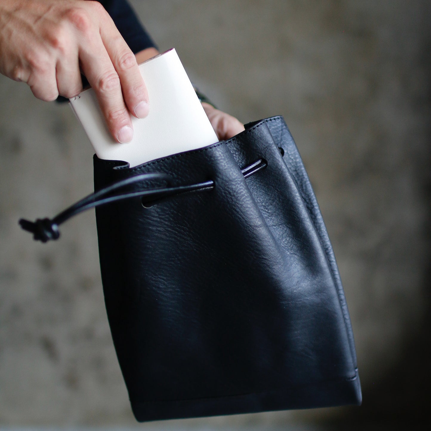 QUADRATA-HB / “かたちをほどく”革と構造美の巾着バッグ