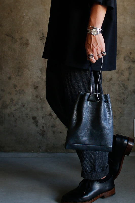 QUADRATA-HB / “かたちをほどく”革と構造美の巾着バッグ