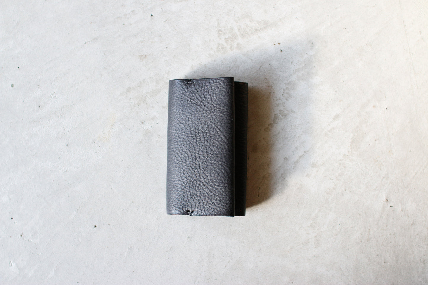 UNUS-K / “ひと結びで包む”静かな輪郭のキーケース