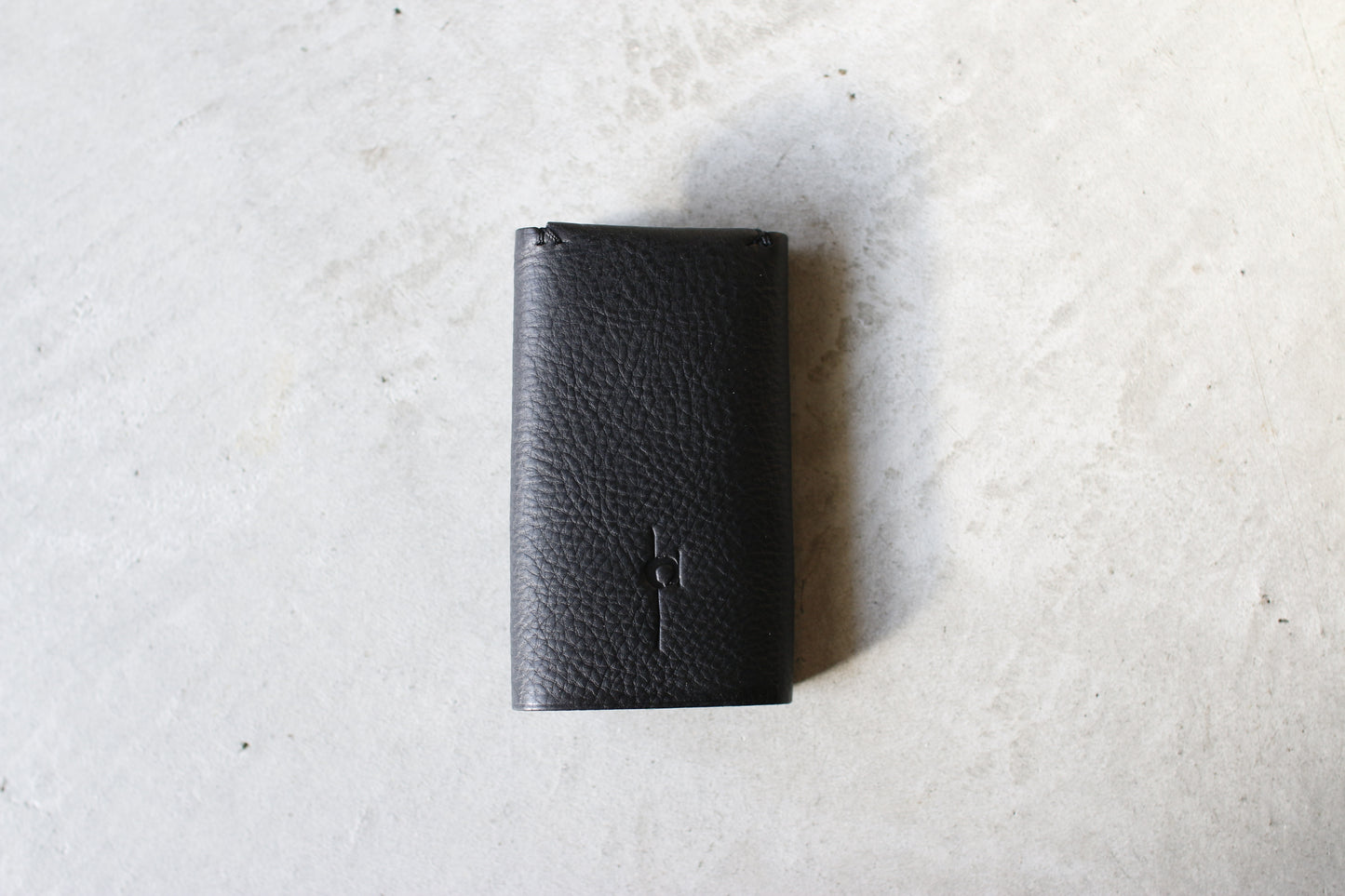 UNUS-K / “ひと結びで包む”静かな輪郭のキーケース