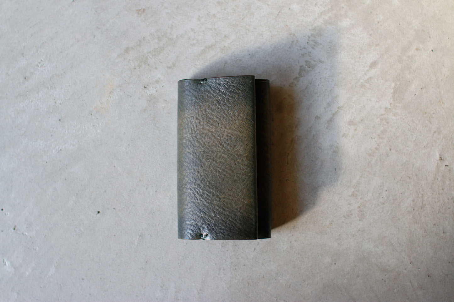 UNUS-K / “ひと結びで包む”静かな輪郭のキーケース