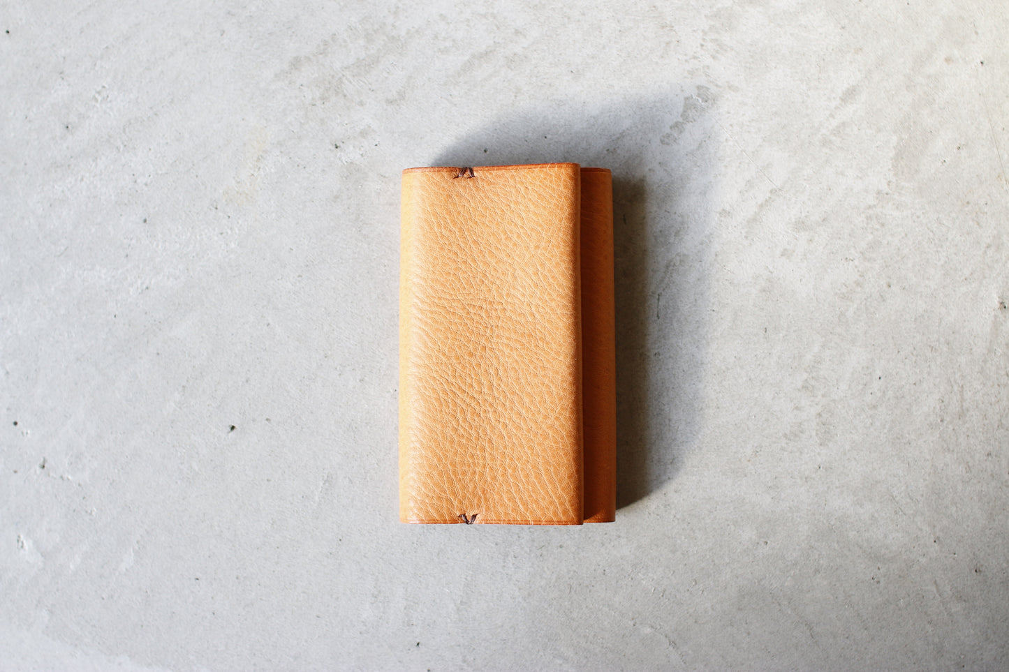 UNUS-K / “ひと結びで包む”静かな輪郭のキーケース