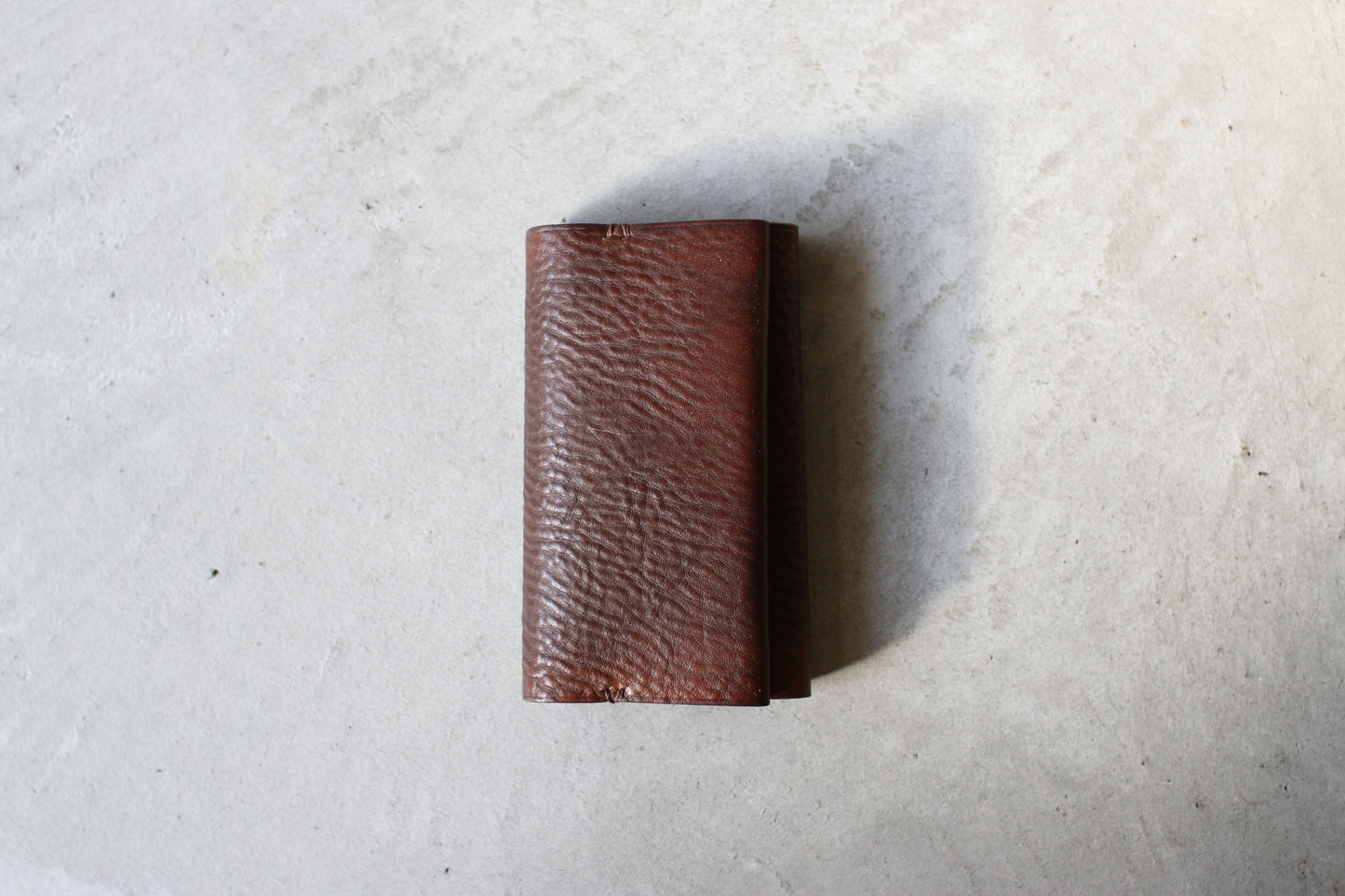 UNUS-K / “ひと結びで包む”静かな輪郭のキーケース