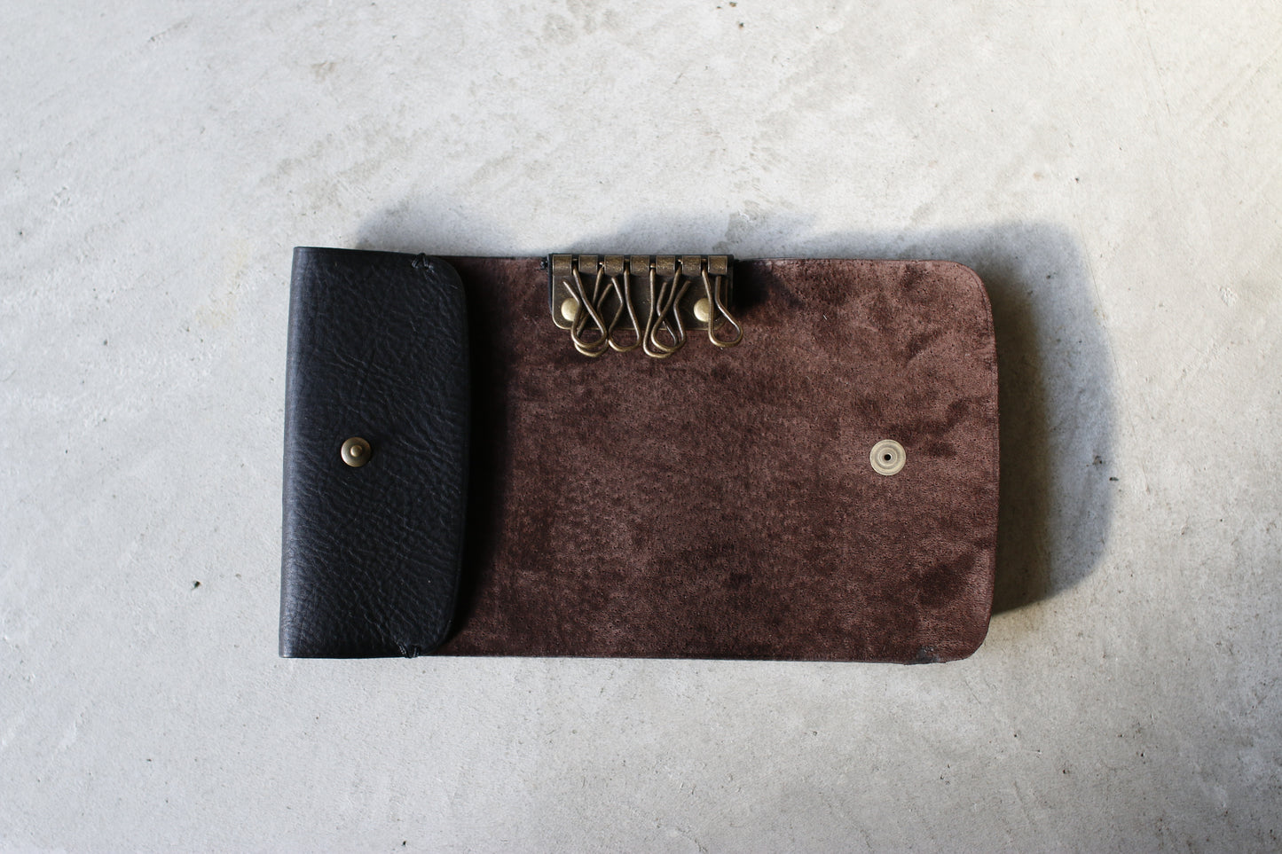 UNUS-K / “ひと結びで包む”静かな輪郭のキーケース