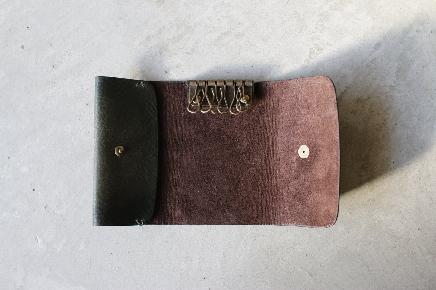 UNUS-K / “ひと結びで包む”静かな輪郭のキーケース