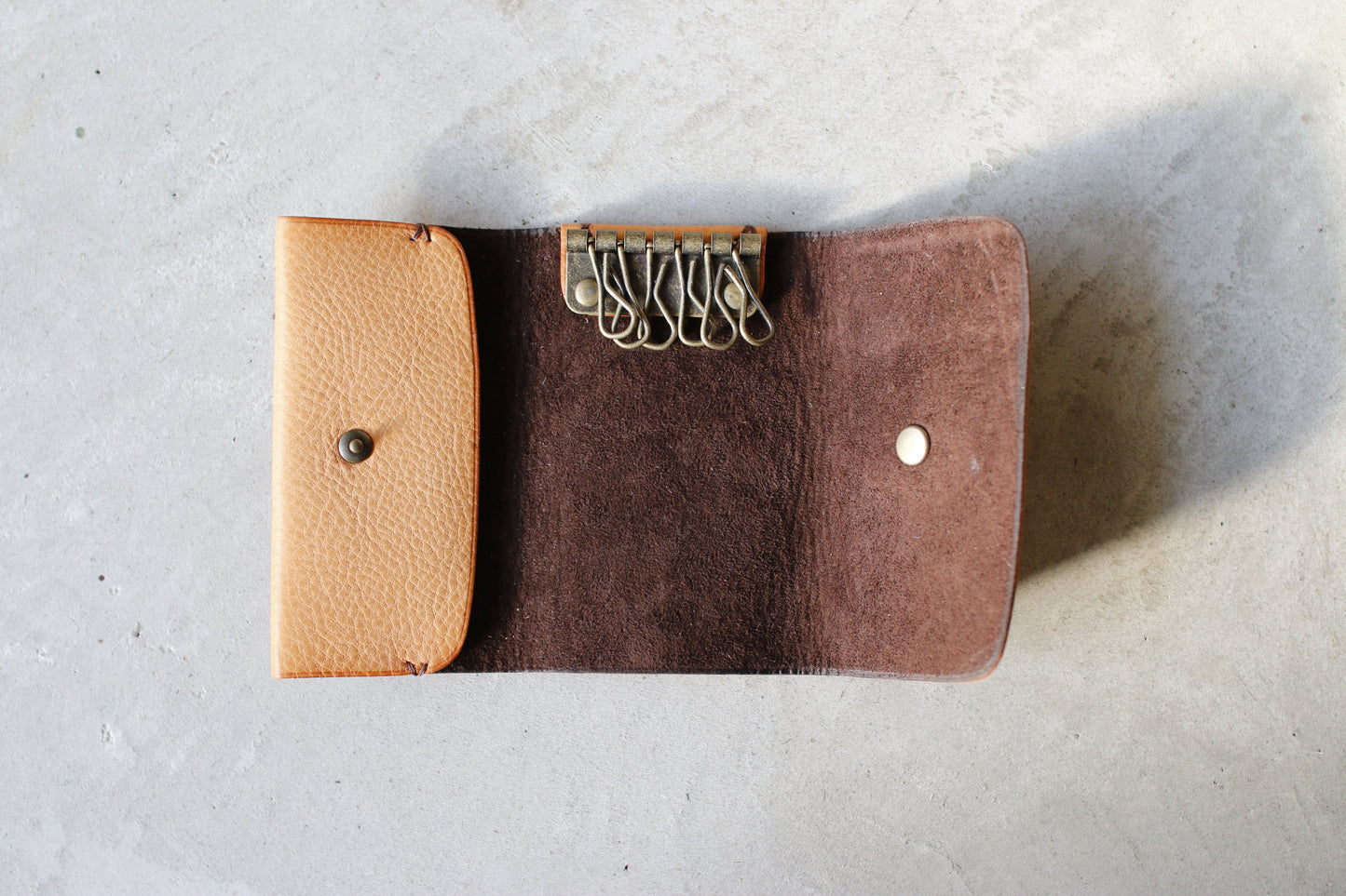 UNUS-K / “ひと結びで包む”静かな輪郭のキーケース