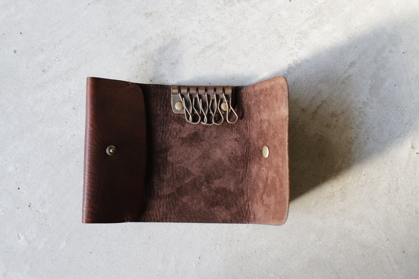 UNUS-K / “ひと結びで包む”静かな輪郭のキーケース