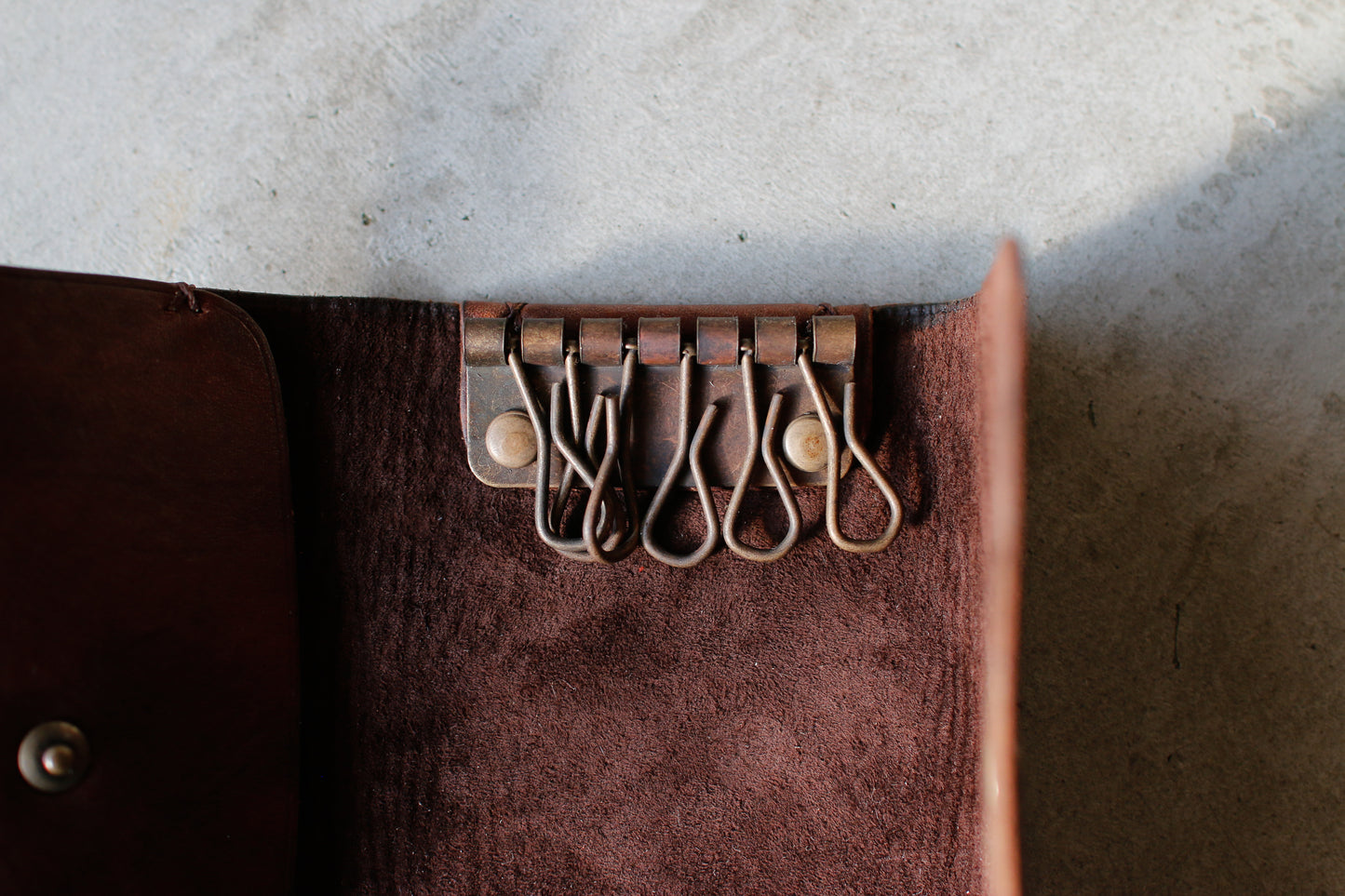 UNUS-K / “ひと結びで包む”静かな輪郭のキーケース