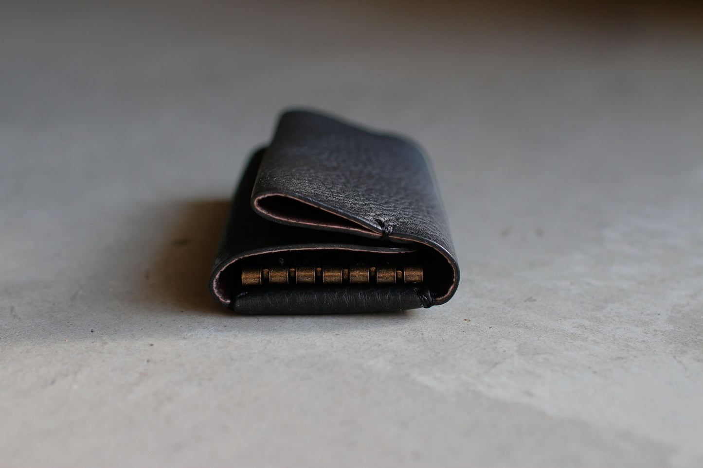 UNUS-K / “ひと結びで包む”静かな輪郭のキーケース