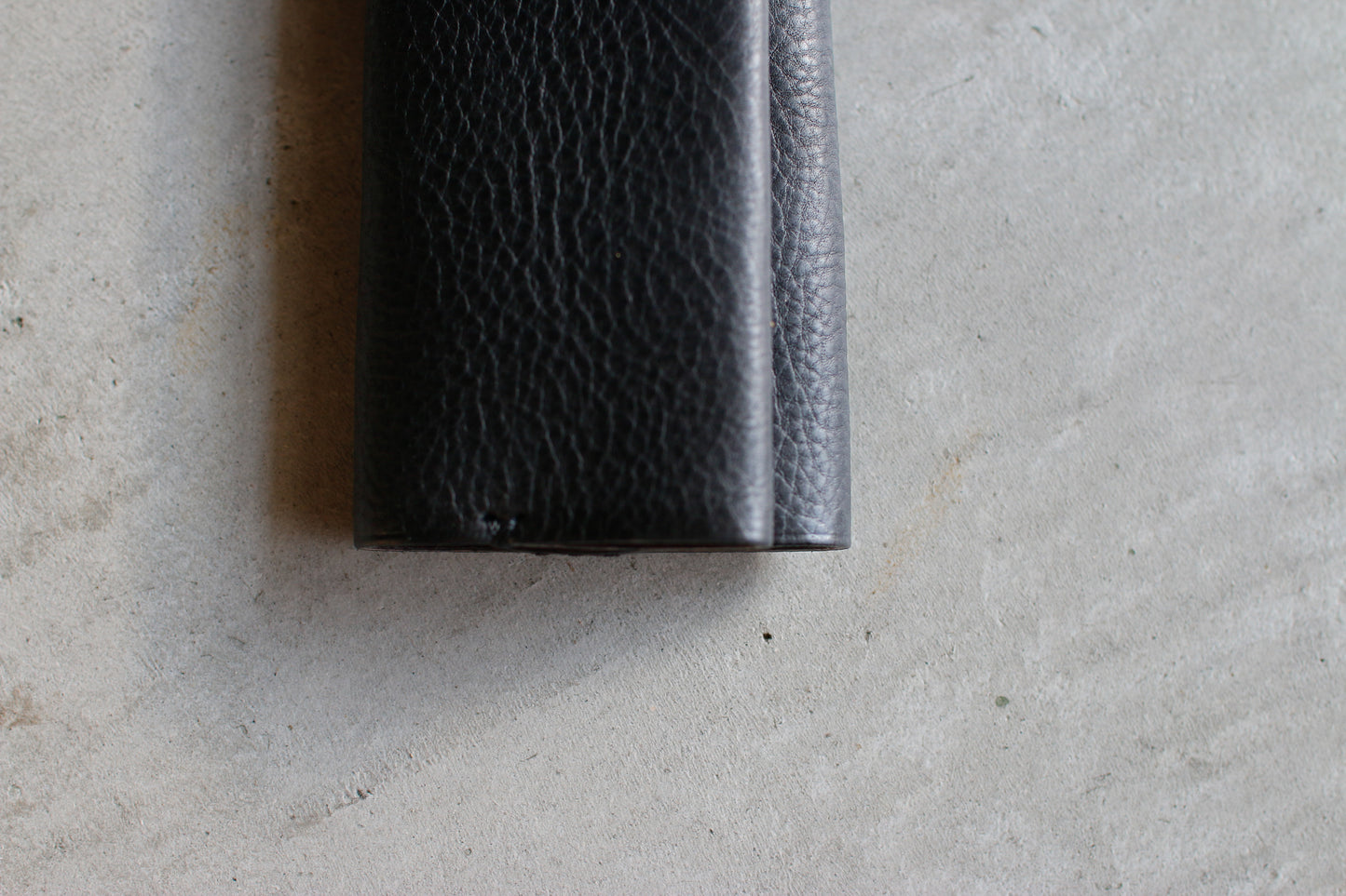 UNUS-K / “ひと結びで包む”静かな輪郭のキーケース