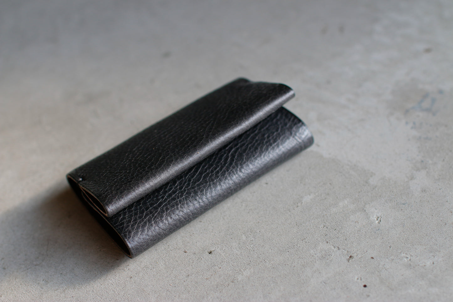 UNUS-K / “ひと結びで包む”静かな輪郭のキーケース