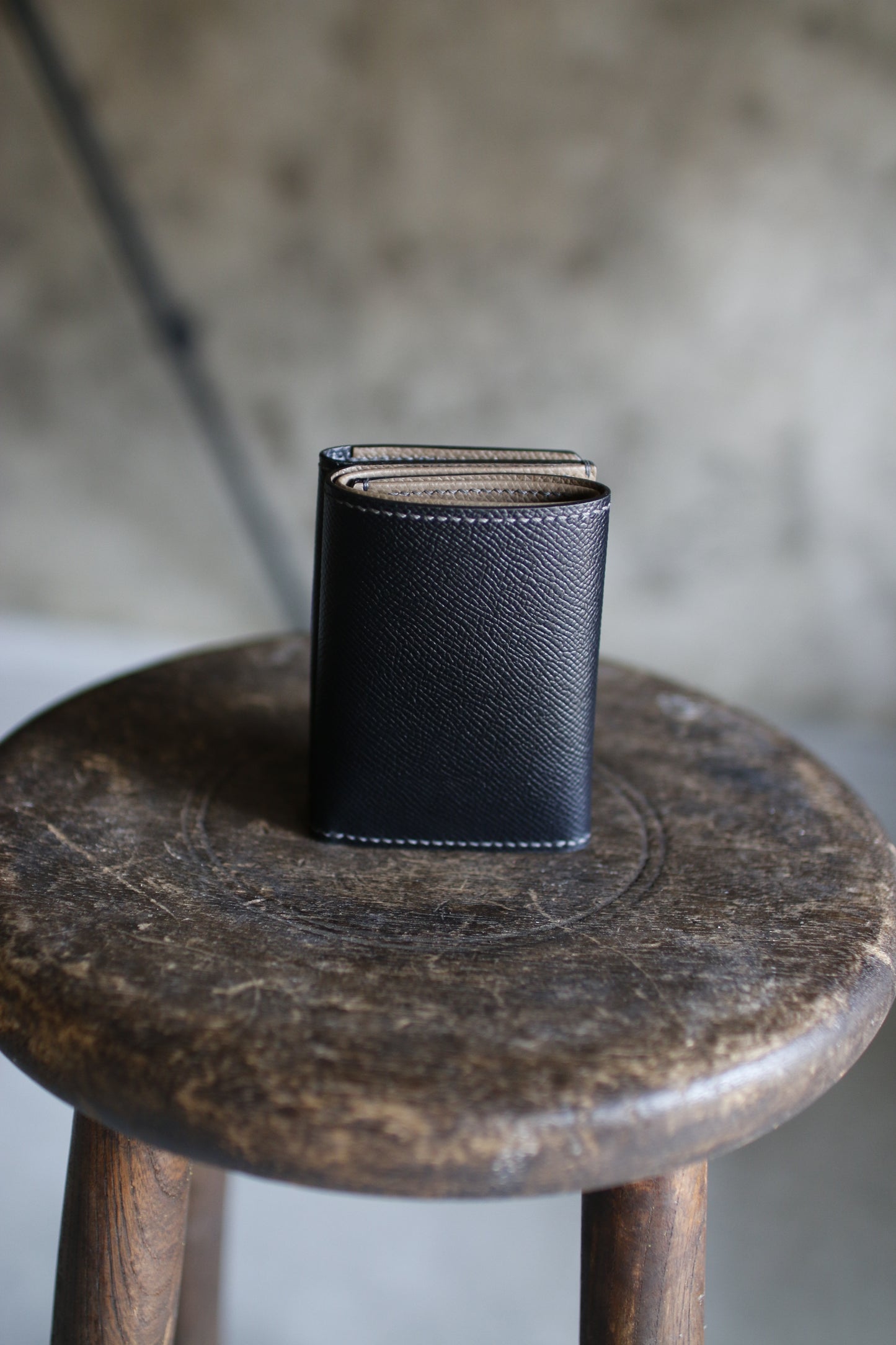 【オーダー】ブラック×トープの総手縫い三つ折ミニ財布