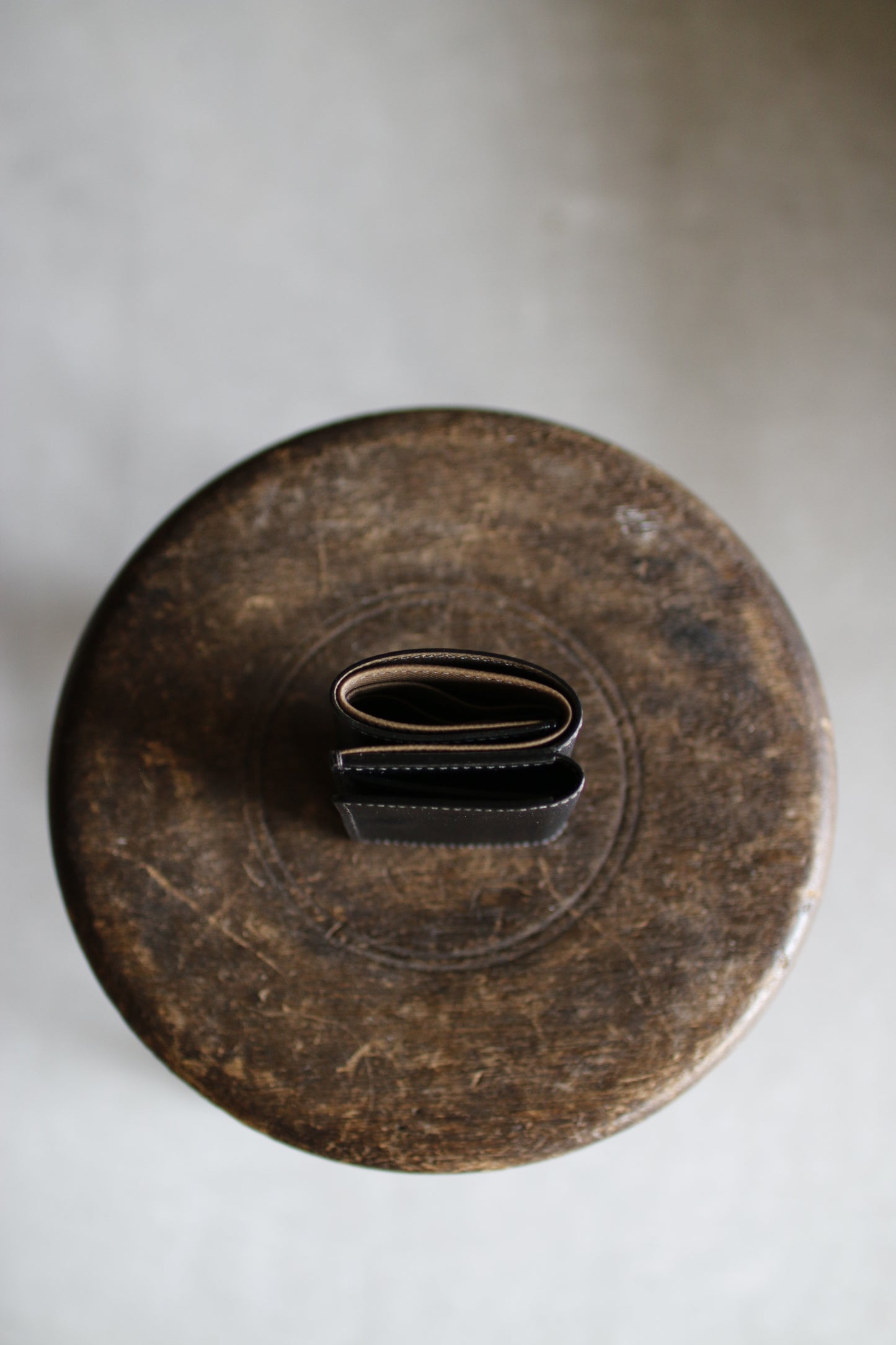 【オーダー】ブラック×トープの総手縫い三つ折ミニ財布