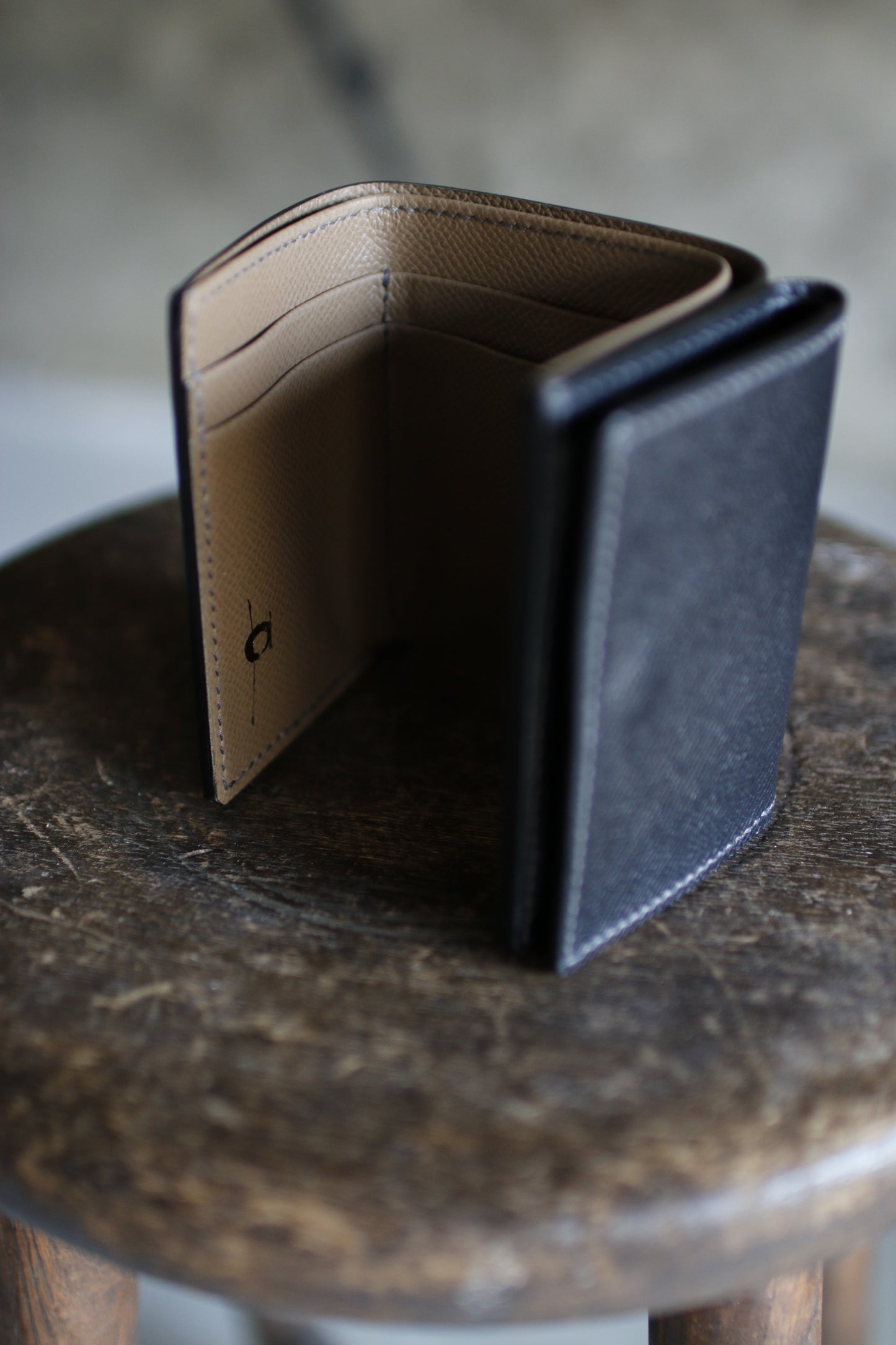 【オーダー】ブラック×トープの総手縫い三つ折ミニ財布