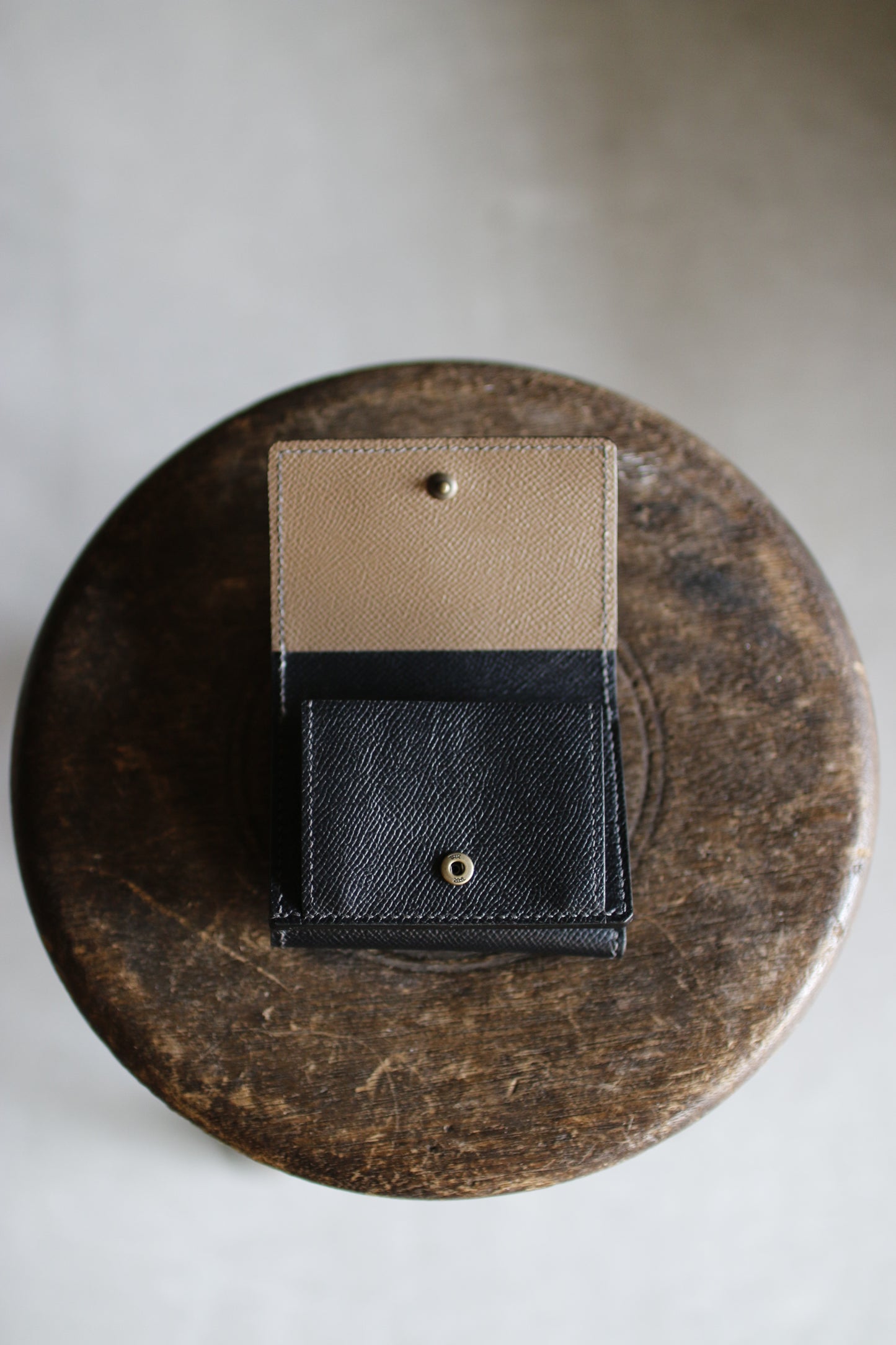 【オーダー】ブラック×トープの総手縫い三つ折ミニ財布